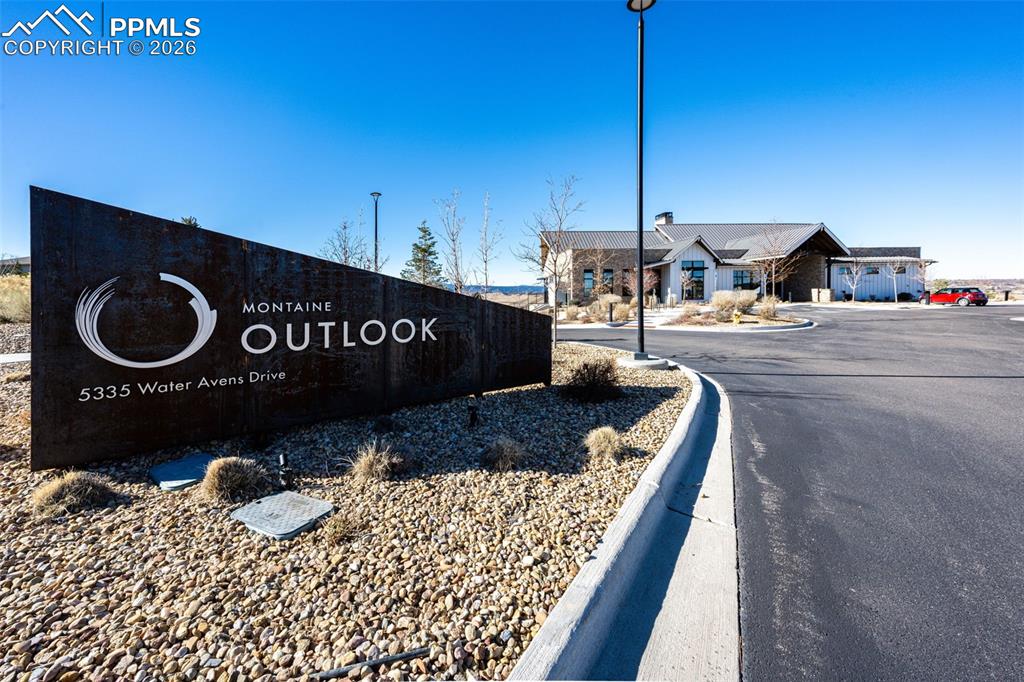 Image 31 of 39: Clubhouse