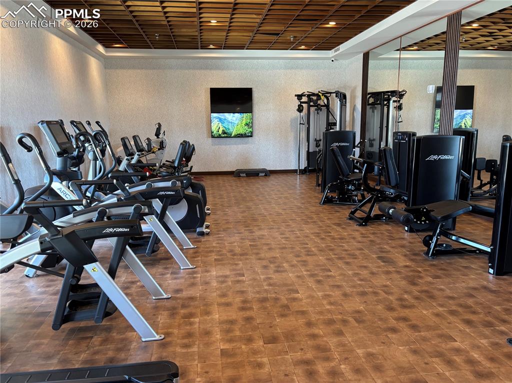 Image 36 of 39: Clubhouse Weight Room