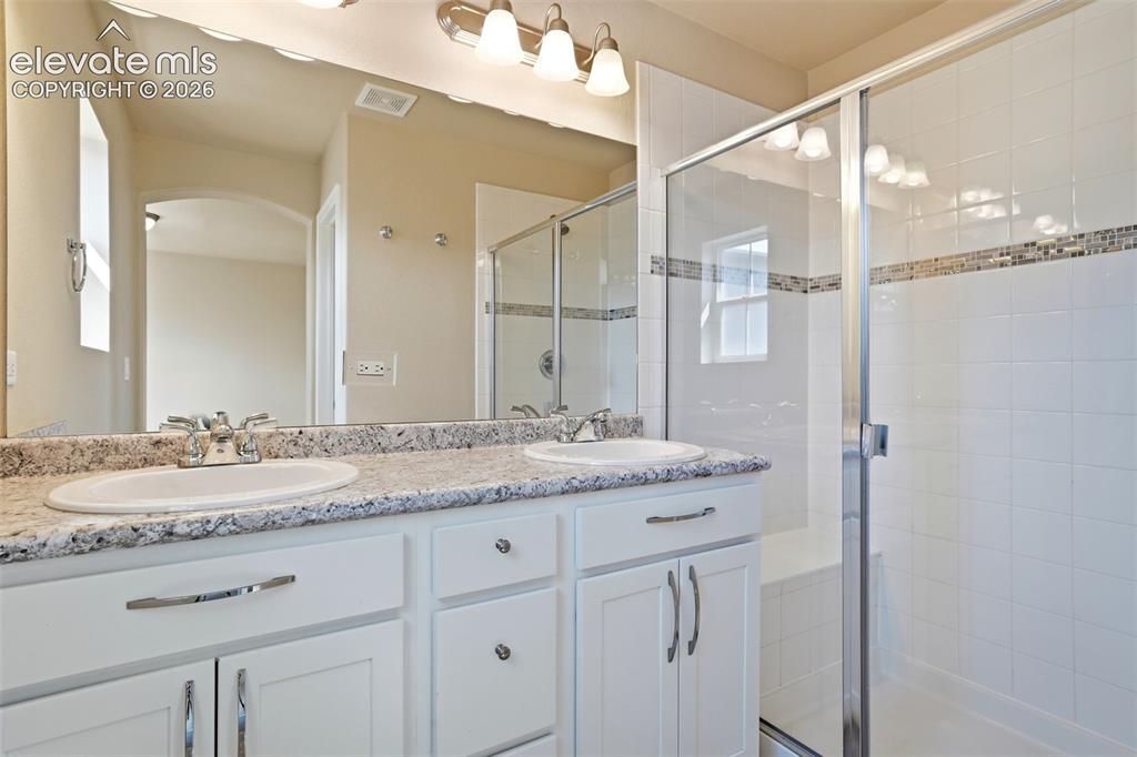 Image 35 of 45: Double vanity