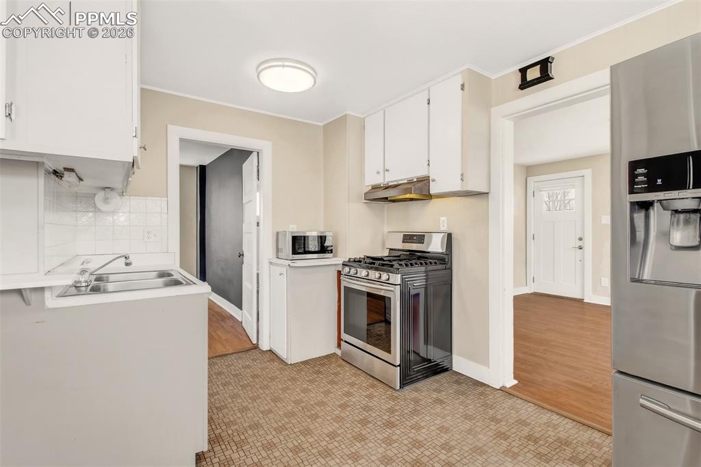 Image 12 of 31: Stainless steel appliances