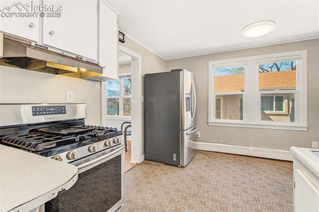 Image 13 of 31: Kitchen