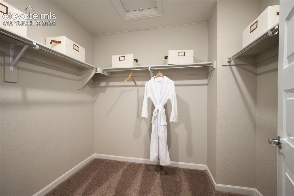 Image 16 of 31: Closet