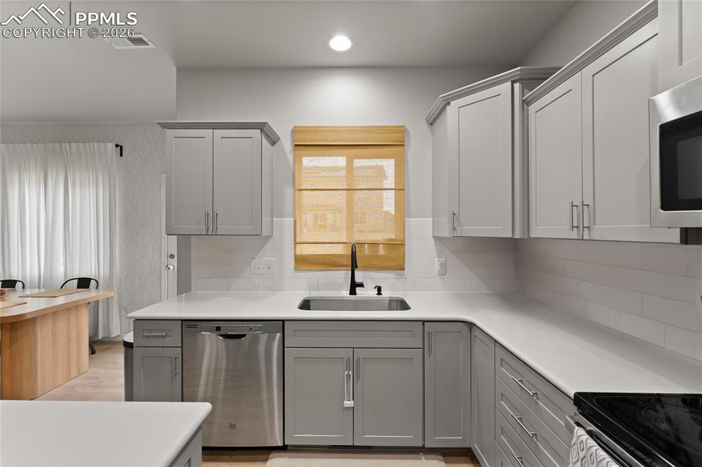 Image 13 of 44: Kitchen