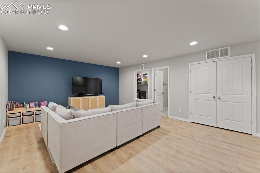 Image 21 of 44: Living Room