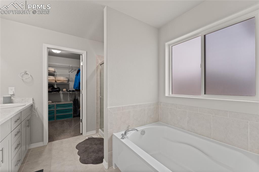 Image 27 of 44: Bathroom