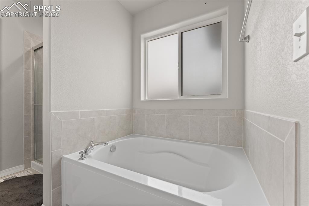 Image 28 of 44: Bathroom