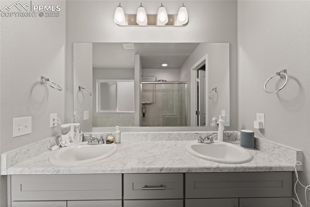 Image 29 of 44: Bathroom