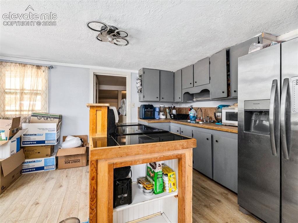 Image 7 of 23: Kitchen