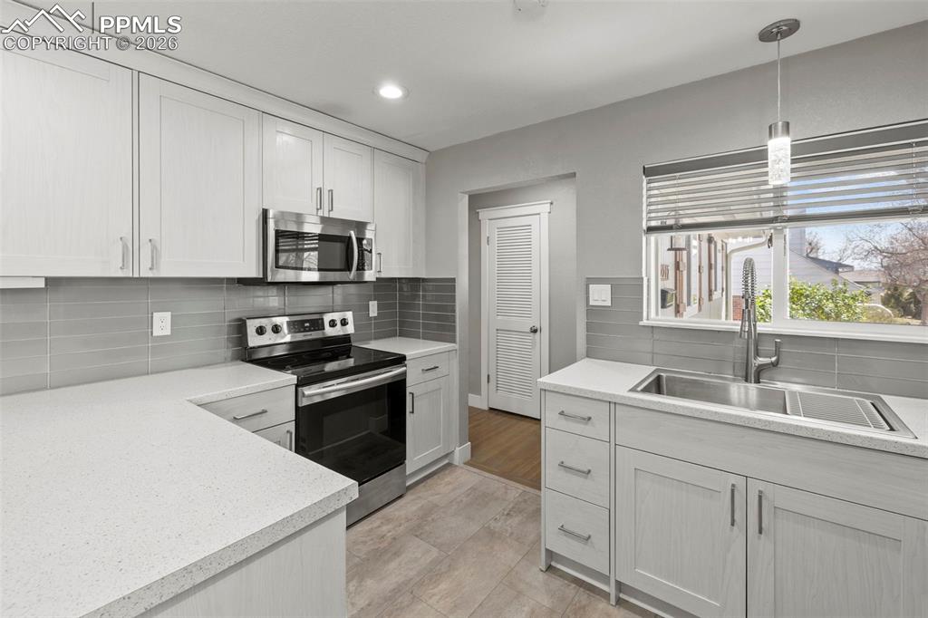 Image 11 of 48: Kitchen