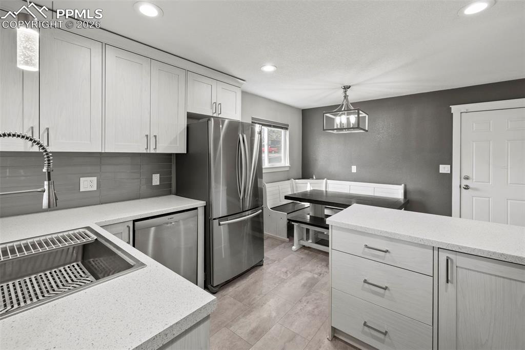 Image 15 of 48: Kitchen