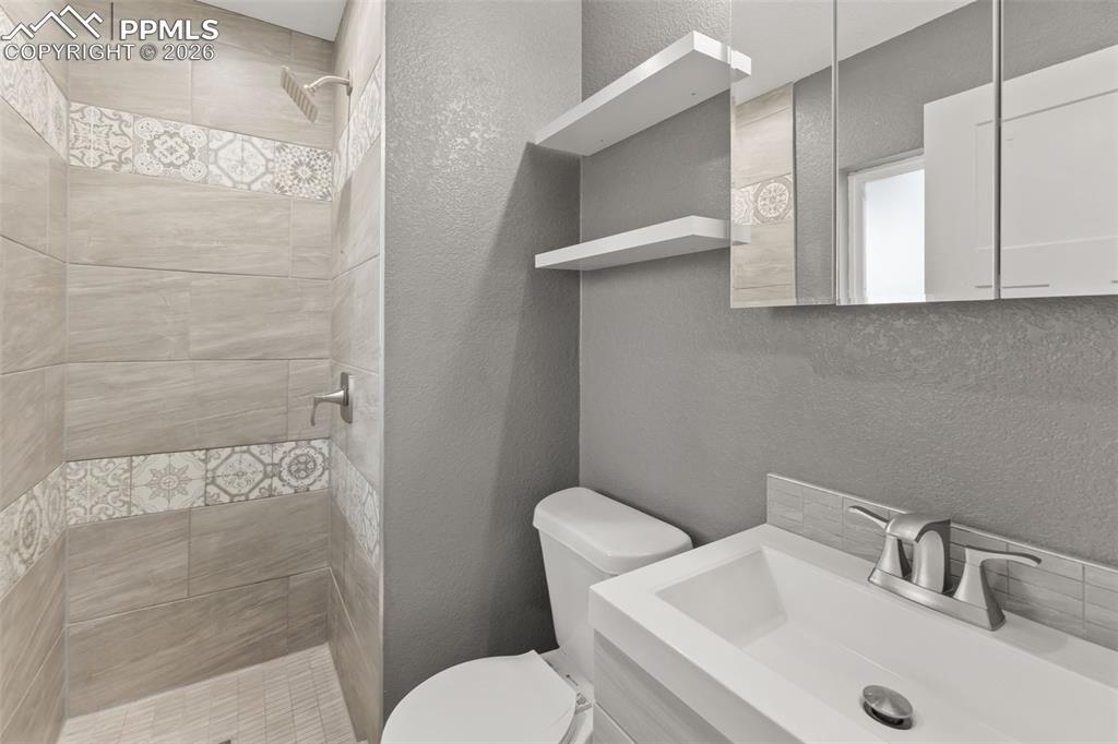 Image 21 of 48: Bathroom