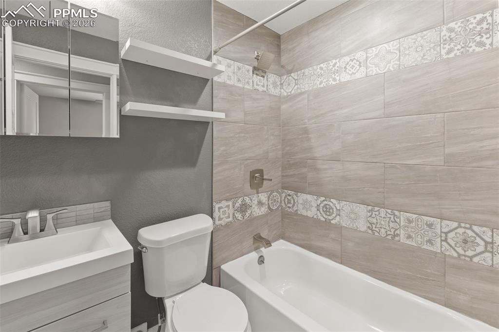 Image 22 of 48: Bathroom