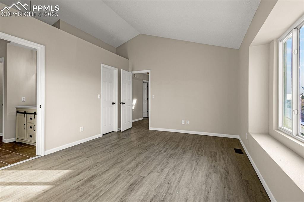 Image 10 of 23: Bedroom