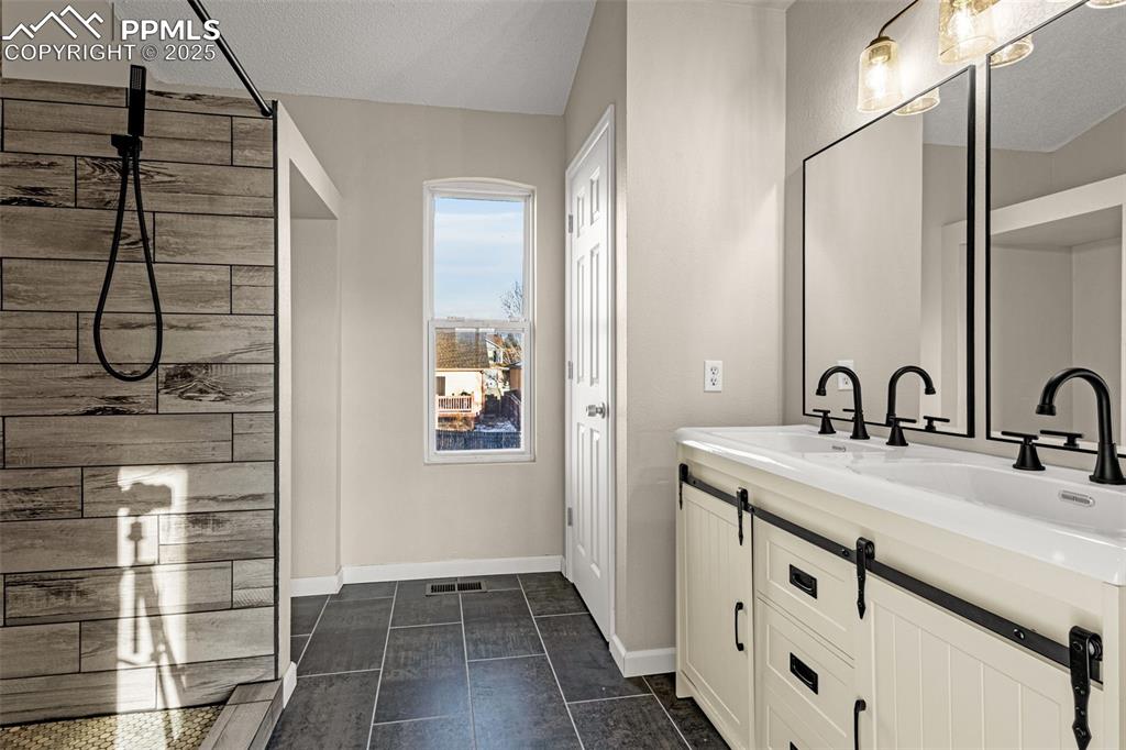 Image 11 of 23: Bathroom