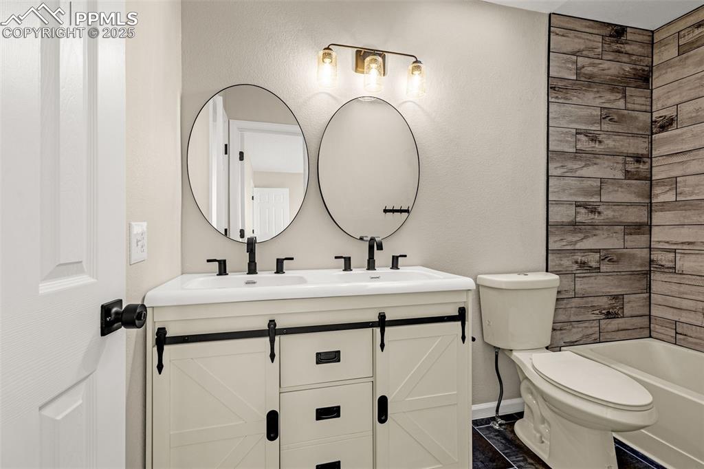 Image 14 of 23: Bathroom