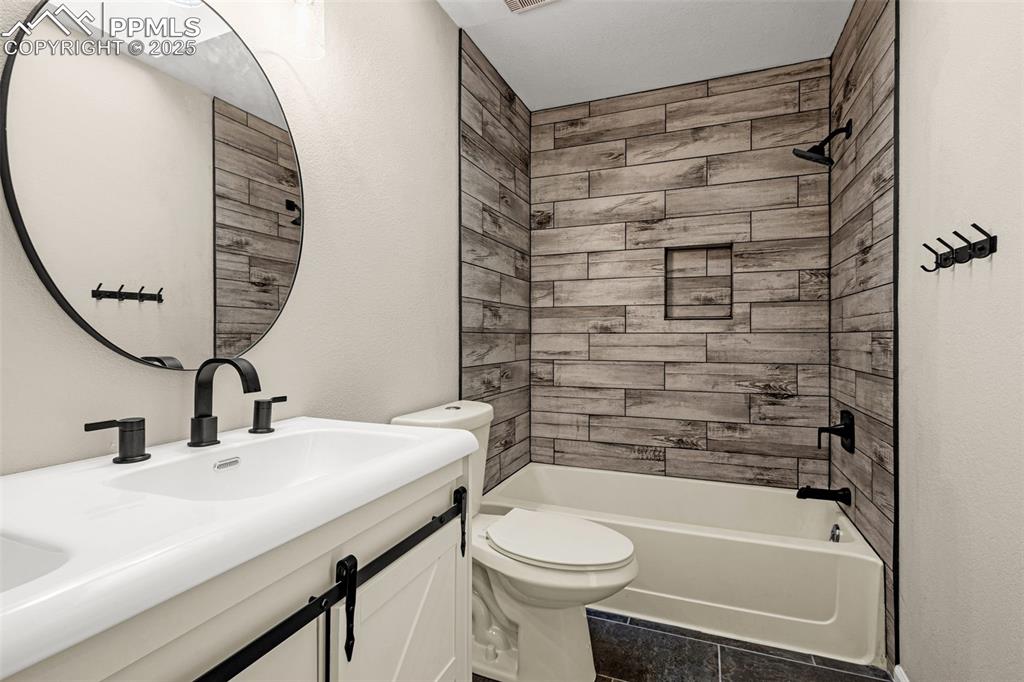 Image 15 of 23: Bathroom