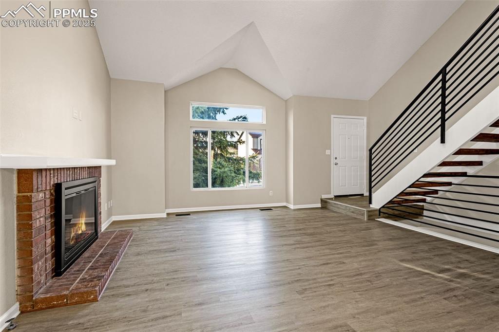 Image 4 of 23: Living Room