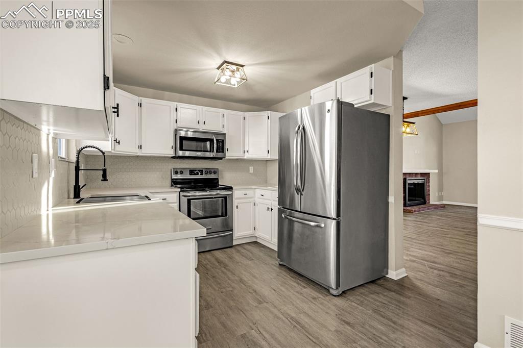 Image 6 of 23: Kitchen