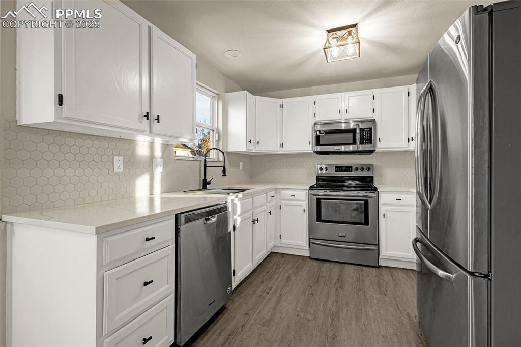 Image 7 of 23: Kitchen