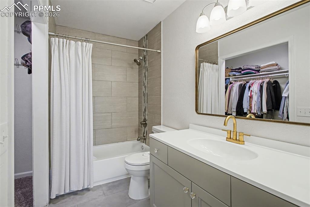 Image 21 of 34: Bathroom