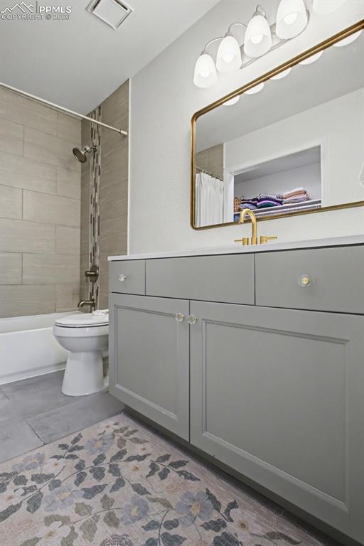 Image 22 of 34: Bathroom