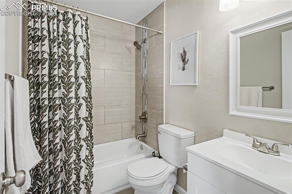 Image 26 of 34: Bathroom