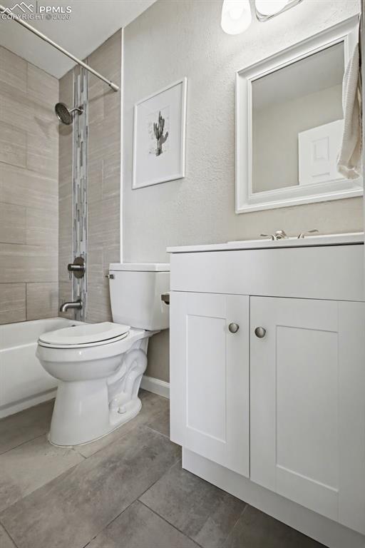 Image 27 of 34: Bathroom