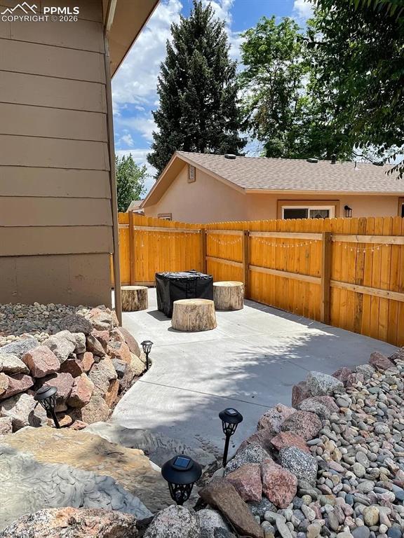 Image 12 of 14: Yard