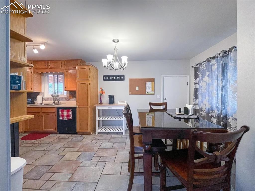 Image 4 of 14: Dining Area