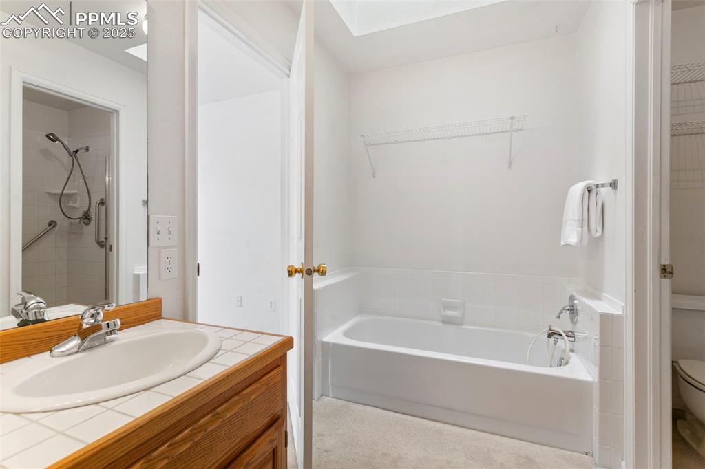 Image 17 of 38: En Suite Bathroom with Skylight!