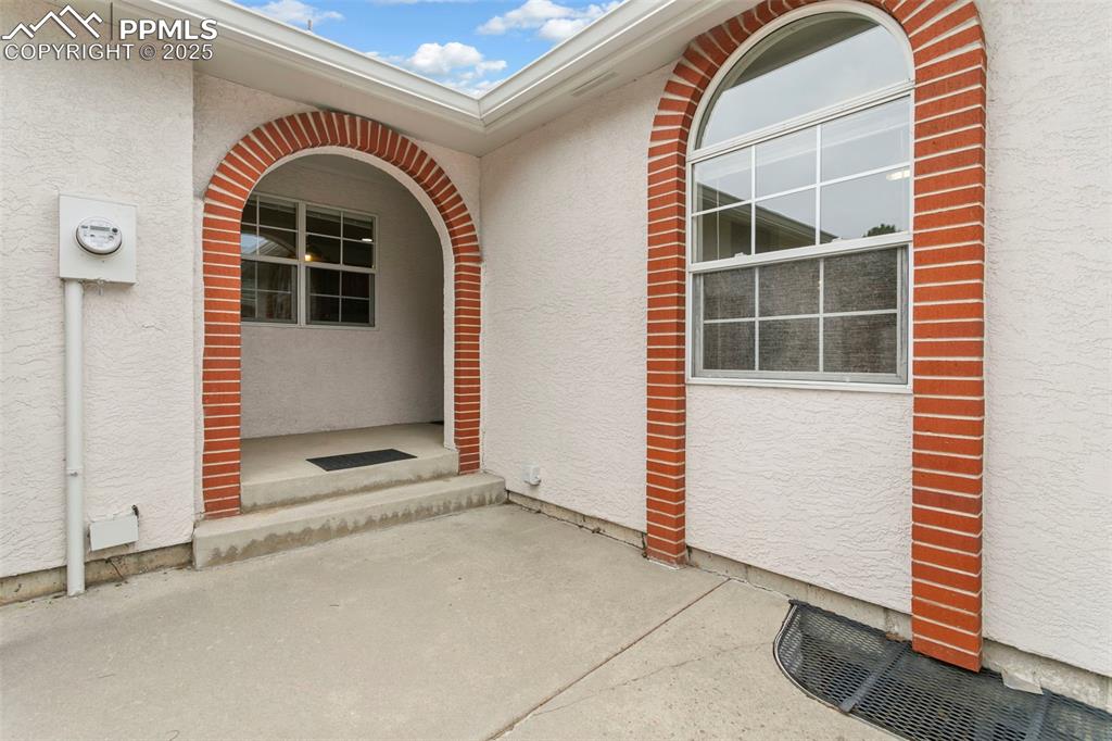 Image 3 of 38: Private Entrance!