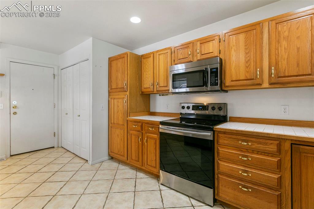 Image 7 of 38: Stainless Steel Range and Microwave!