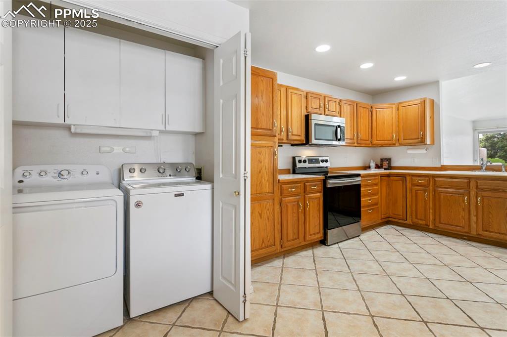 Image 9 of 38: Convenient Laundry Space!