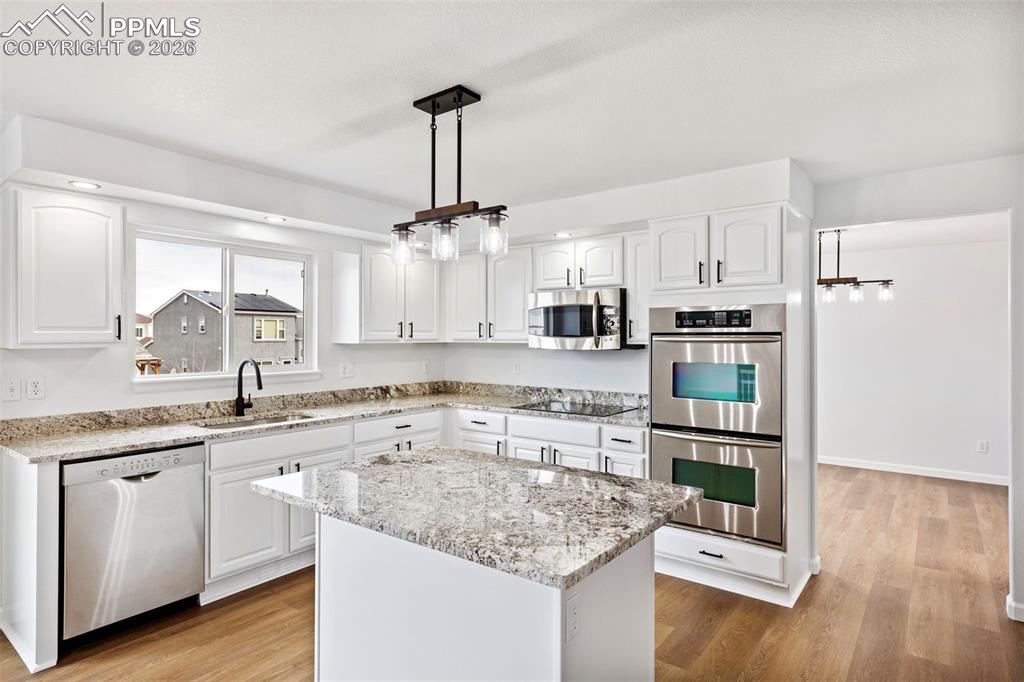 Image 10 of 33: Kitchen