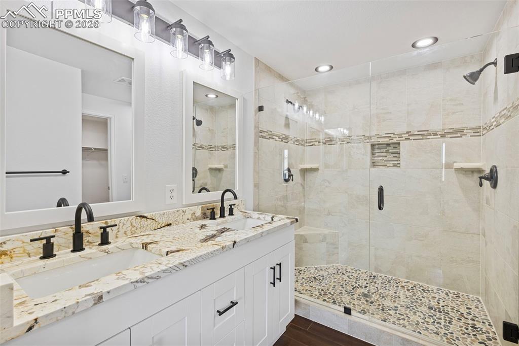 Image 20 of 33: Bathroom