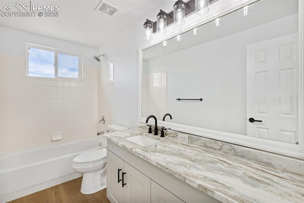 Image 27 of 33: Bathroom