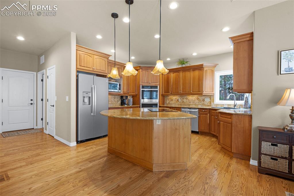 Image 11 of 50: Kitchen