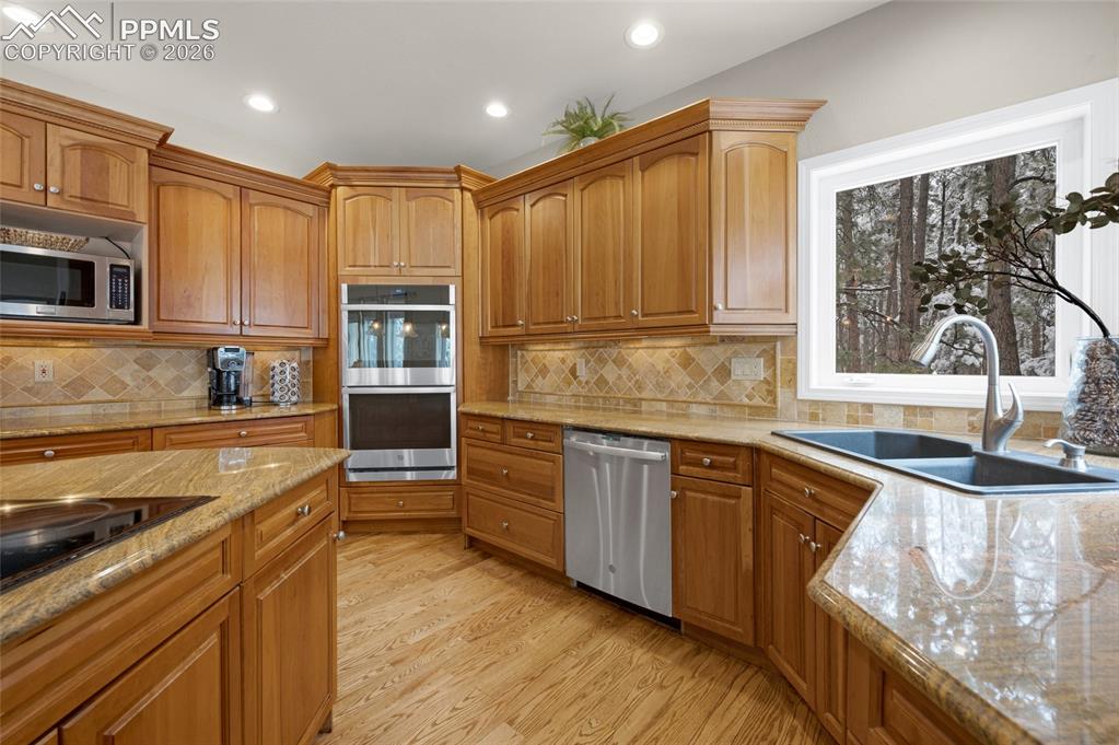 Image 12 of 50: Kitchen