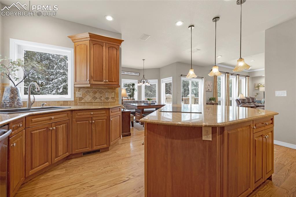 Image 13 of 50: Kitchen