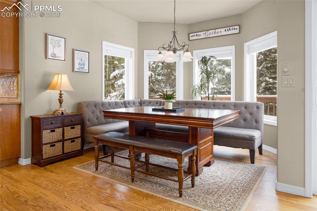 Image 15 of 50: Dining Area