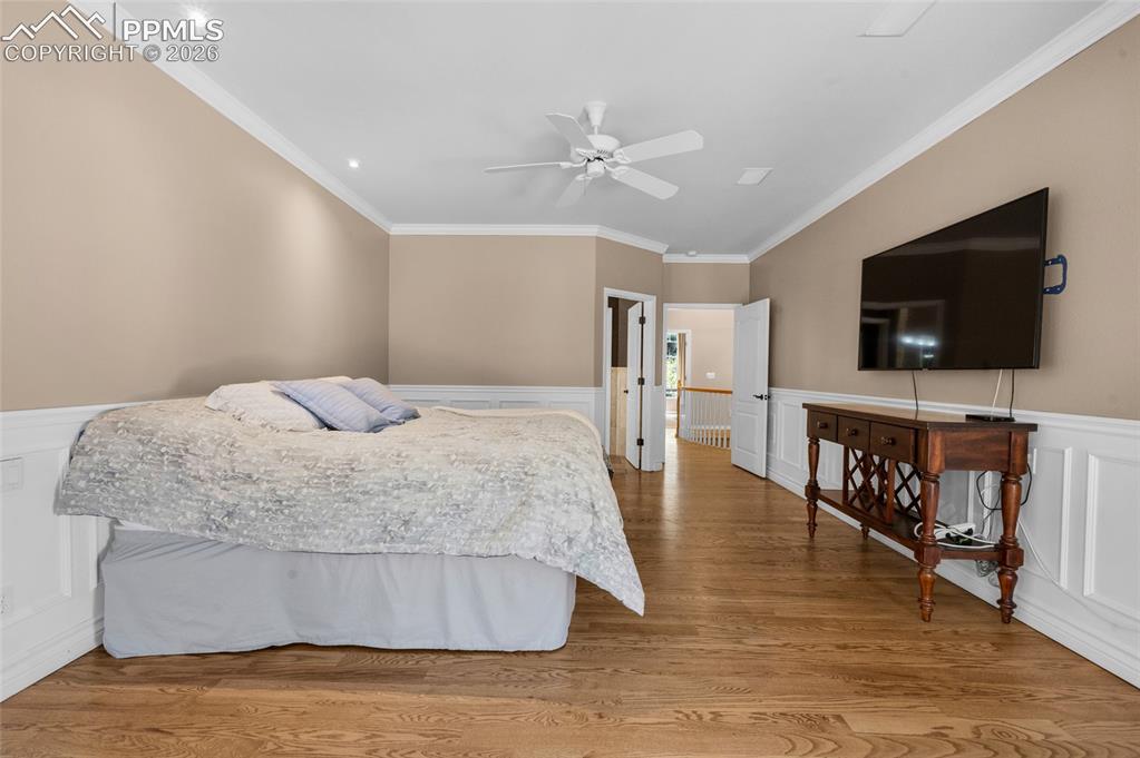 Image 22 of 50: Bedroom