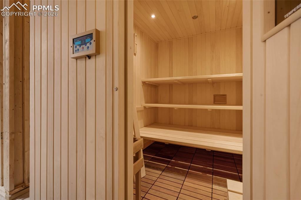 Image 40 of 50: Sauna