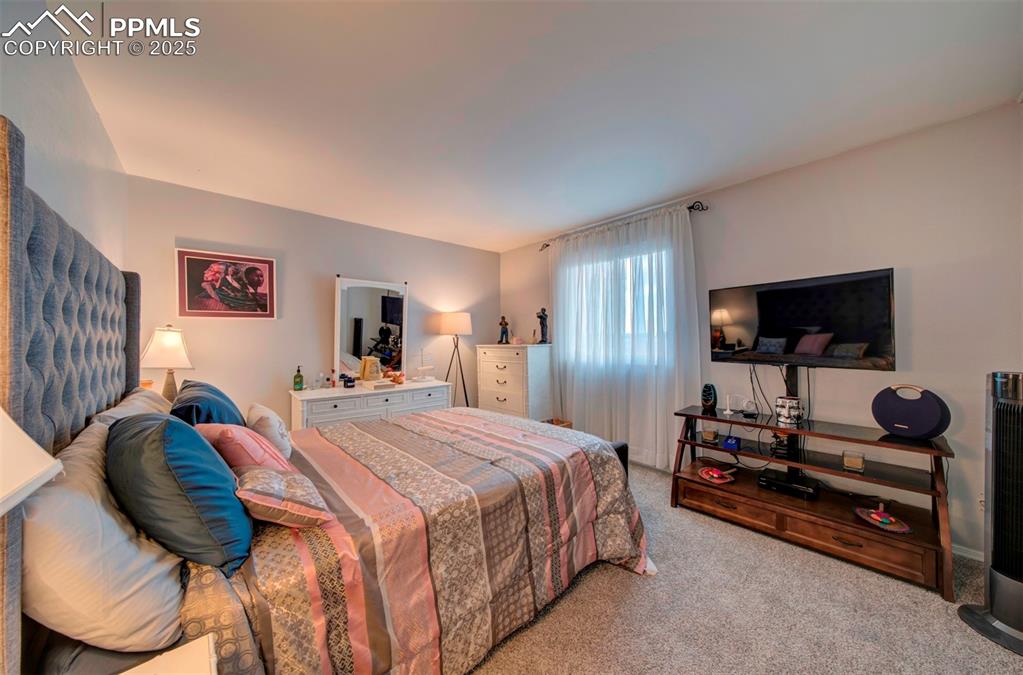 Image 12 of 36: Primary bedroom