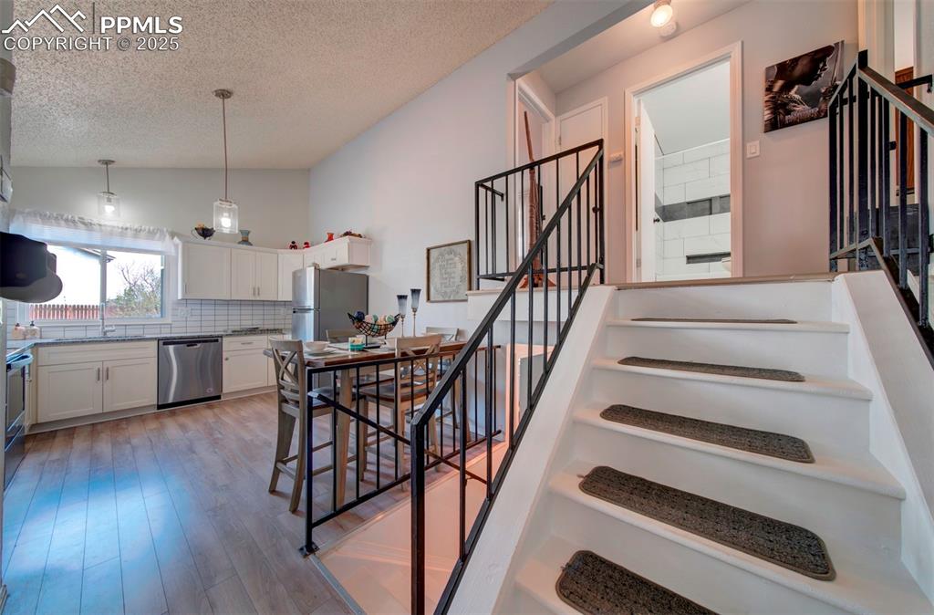 Image 6 of 36: Country eat-in kitchen