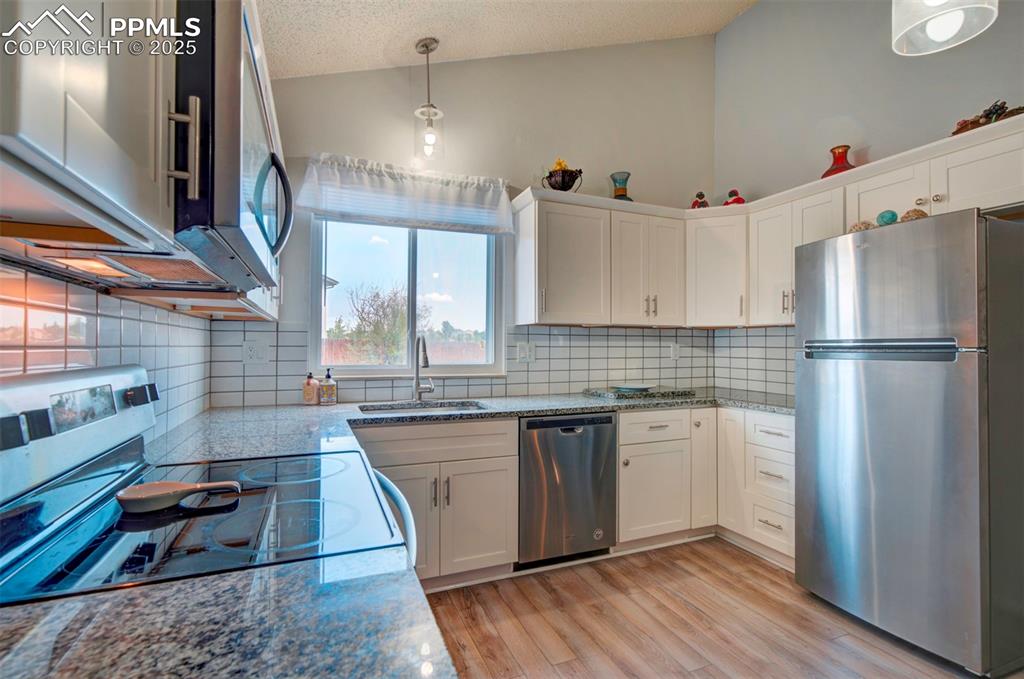 Image 9 of 36: Kitchen