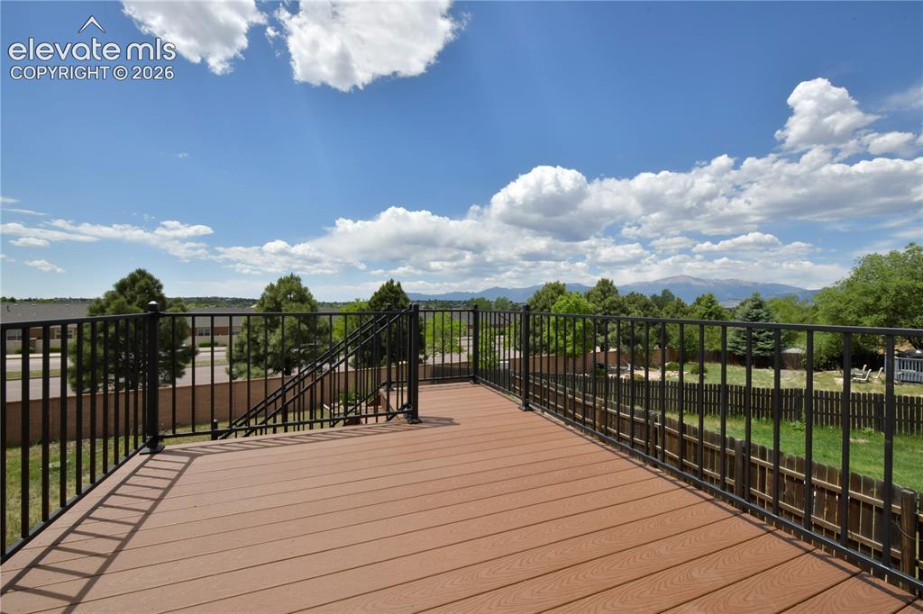Image 19 of 23: Deck