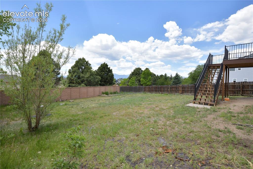 Image 22 of 23: Yard