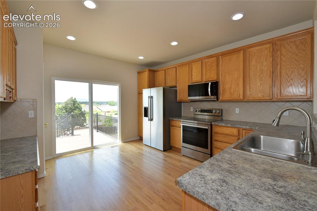Image 7 of 23: Kitchen