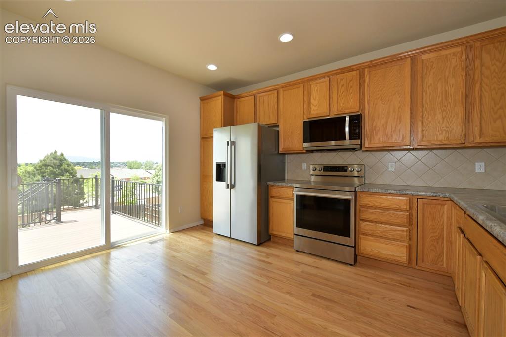 Image 8 of 23: Kitchen