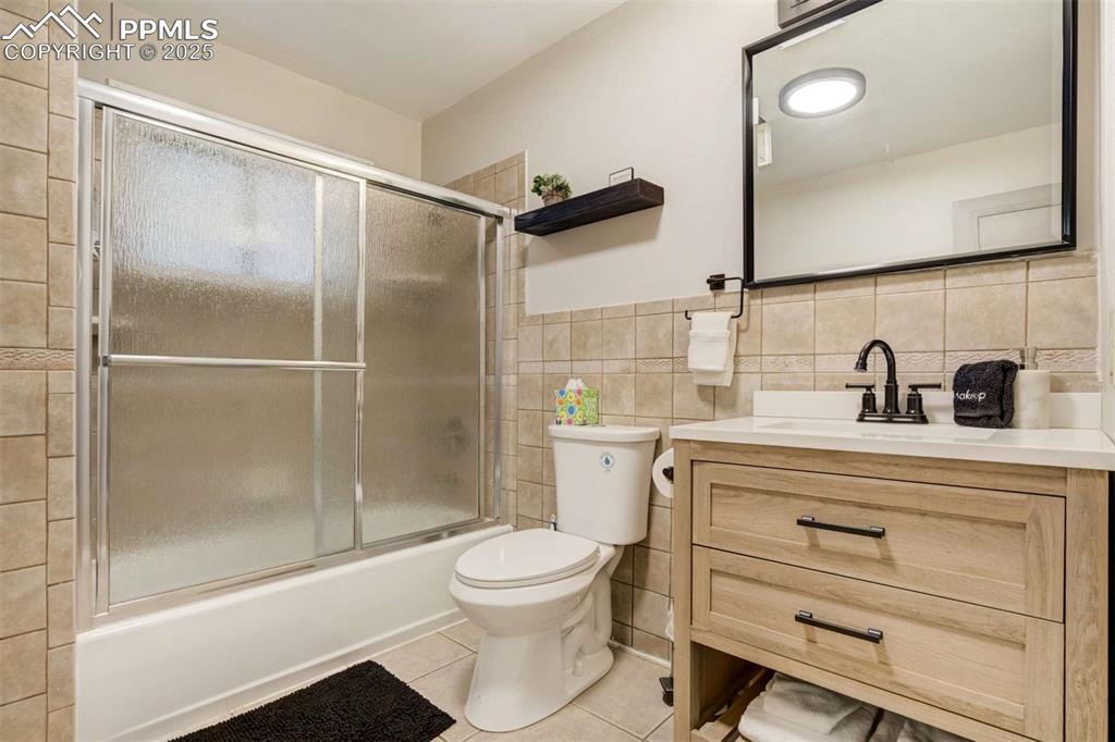 Image 16 of 42: Bathroom